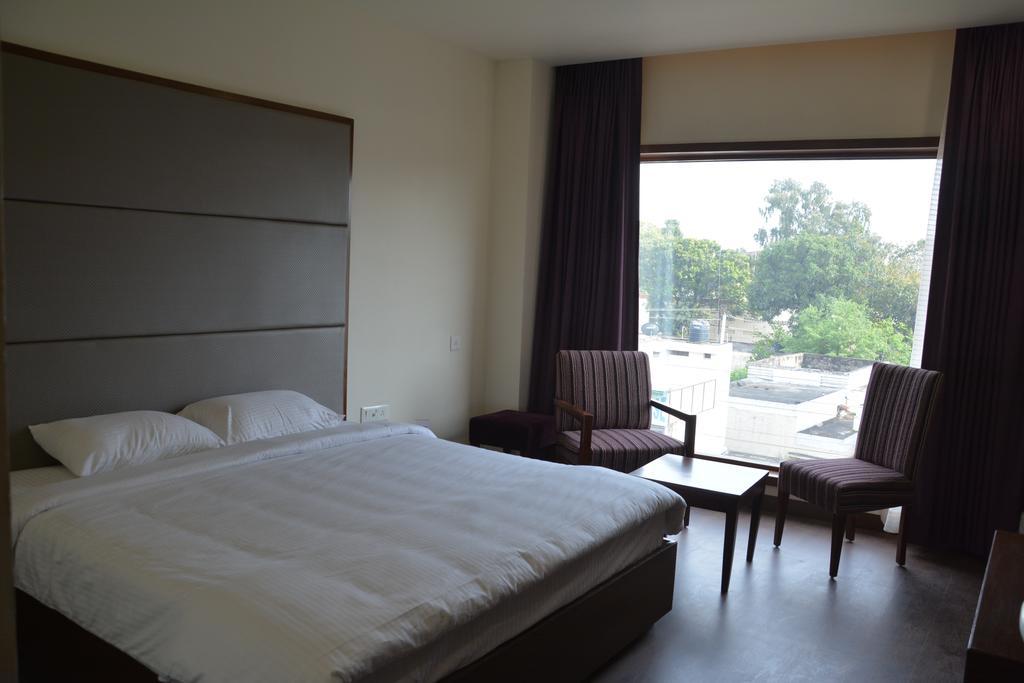 Green Hotel & Restaurant Pathankot Phòng bức ảnh